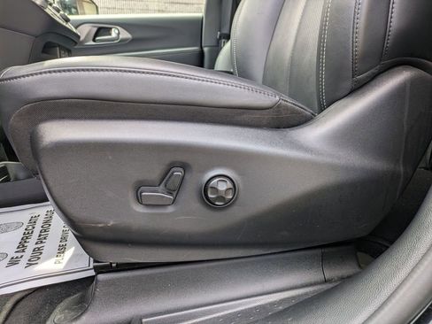 Used 2025 Chrysler Pacifica Select image 14