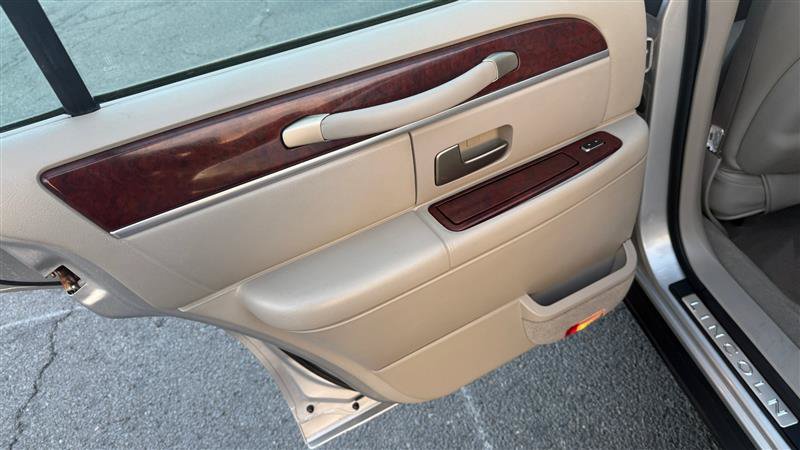 Used 2004 Lincoln Town Car Ultimate RWD image 20