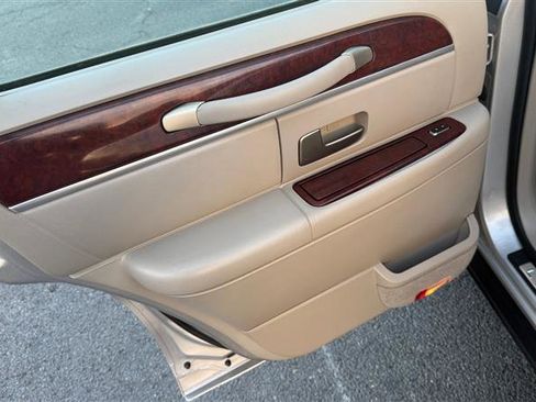 Used 2004 Lincoln Town Car Ultimate image 20