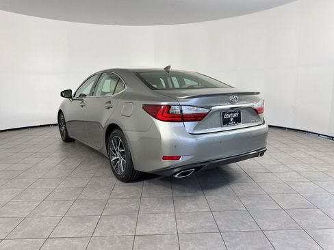 Used 2018 Lexus ES 350 w/ Luxury Package w/Wood Trim FWD image 3