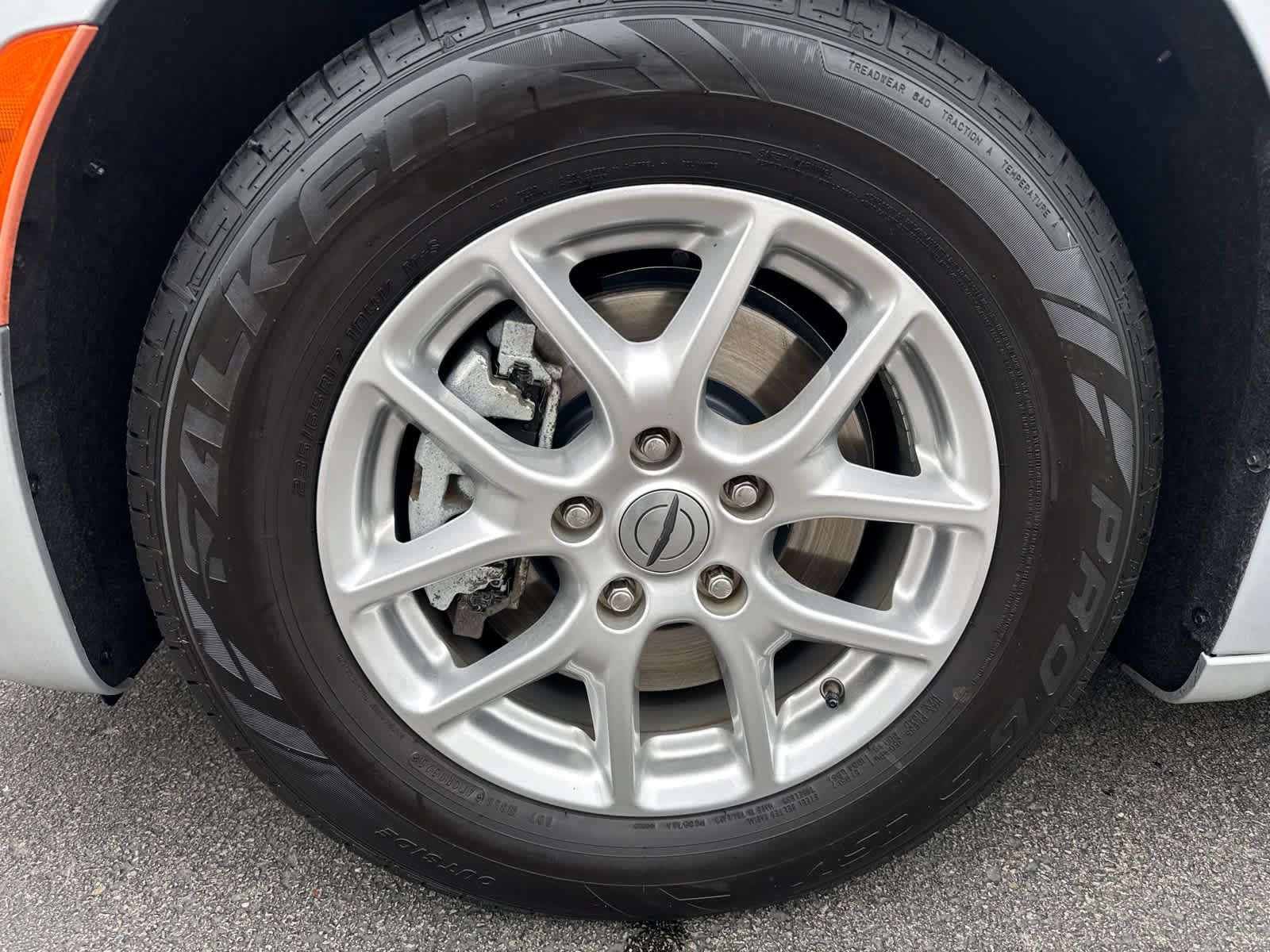 Used 2023 Chrysler Pacifica Touring FWD image 9