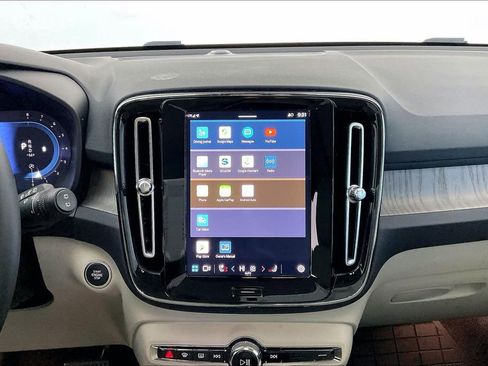 Used 2023 Volvo XC40 B5 Plus w/ Protection Package Premier image 9
