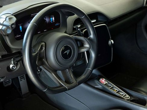 Used 2023 McLaren Artura image 19