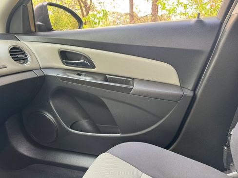 Used 2014 Chevrolet Cruze LS FWD image 5
