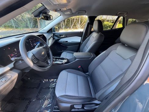 Used 2025 Chevrolet Trax LT image 24