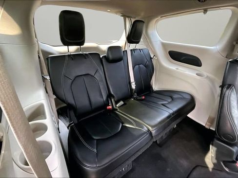 Used 2023 Chrysler Pacifica Touring-L FWD image 28