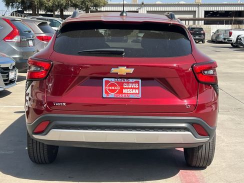Used 2025 Chevrolet Trax LT FWD image 8