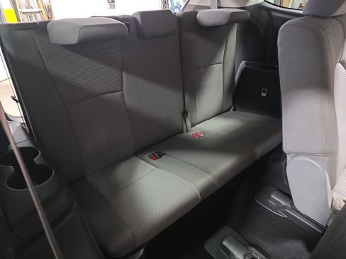 Used 2021 Toyota Highlander L image 12