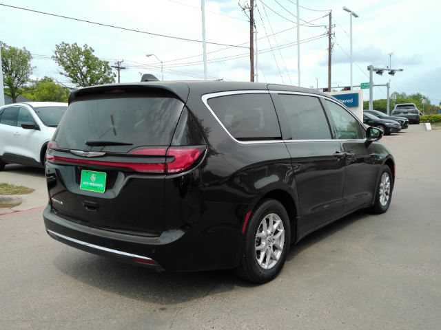 Used 2024 Chrysler Pacifica Touring-L FWD image 6