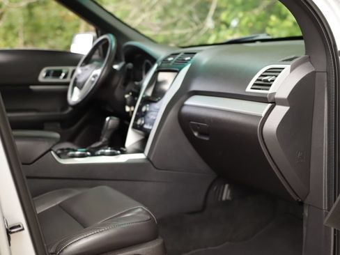 Used 2014 Ford Explorer XLT w/ Equipment Group 202A FWD image 32