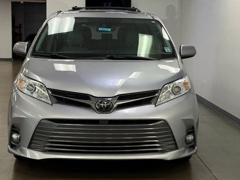 Used 2018 Toyota Sienna XLE Premium AWD/4WD image 3
