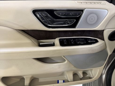 Used 2020 Lincoln Navigator Reserve w/ Luxury Package image 16