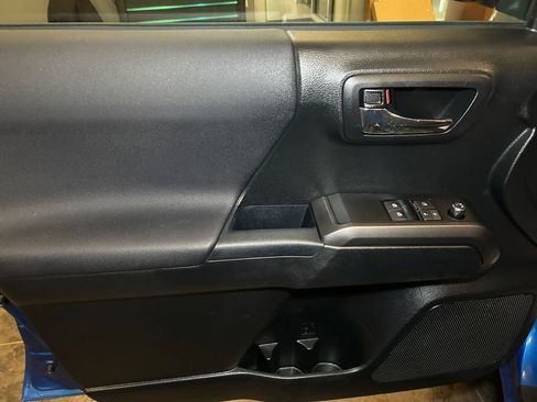Used 2017 Toyota Tacoma TRD Sport w/ Tow Package AWD/4WD image 20