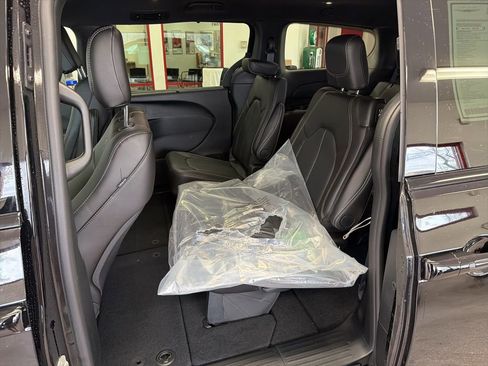 New 2026 Chrysler Pacifica Select w/ S Appearance Package image 18