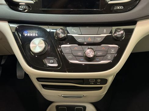 Used 2018 Chrysler Pacifica Touring Plus FWD image 18