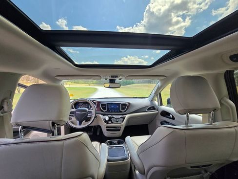 Used 2017 Chrysler Pacifica Limited image 24