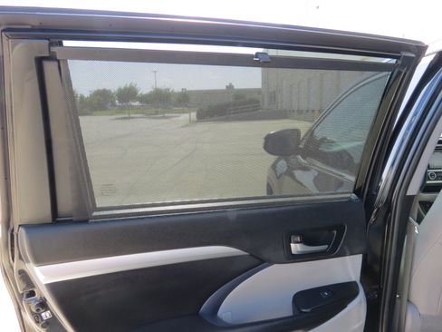 Used 2019 Toyota Highlander XLE FWD image 30