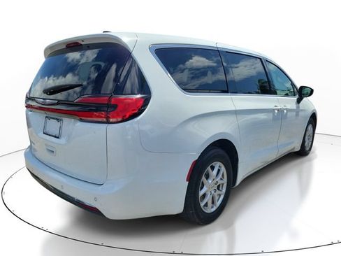 Used 2023 Chrysler Pacifica Touring-L FWD image 2
