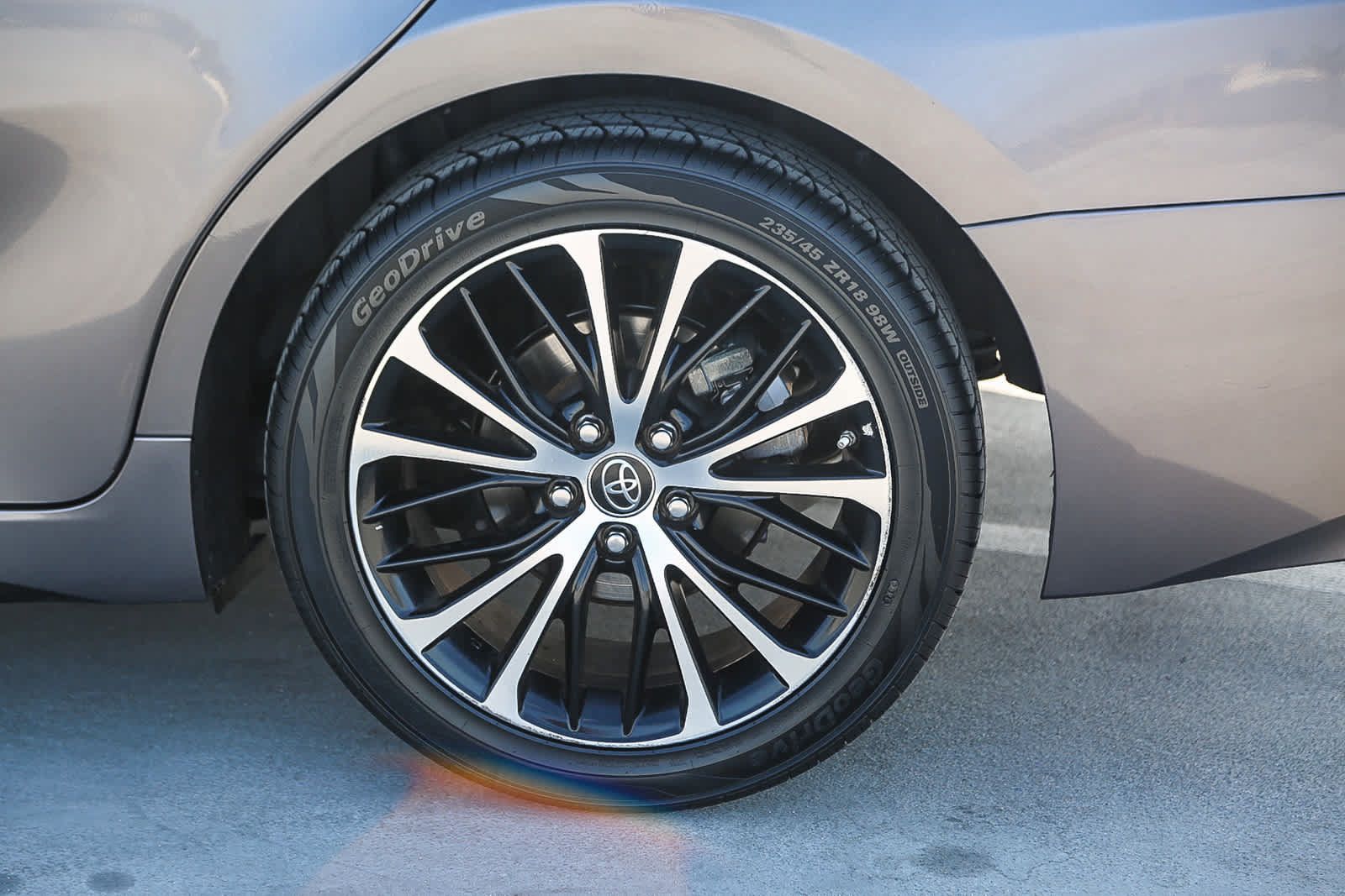 Used 2019 Toyota Camry SE w/ Blackout Package FWD image 11