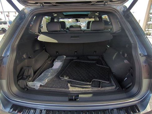 Used 2024 Volkswagen Tiguan SE R-Line image 30