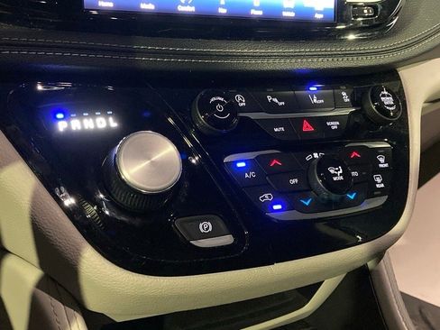 Used 2023 Chrysler Pacifica Limited image 26