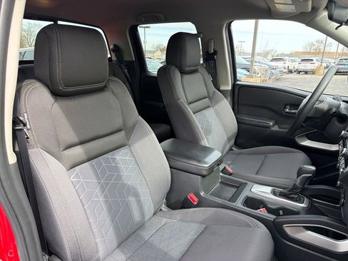 Used 2025 Nissan Frontier SV image 34