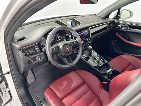 Certified 2025 Porsche Macan Turbo AWD/4WD image 4