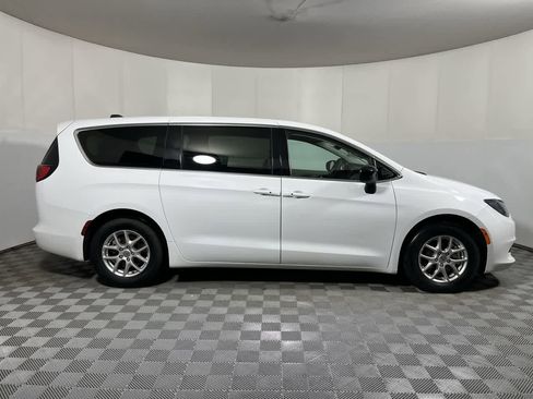 Used 2024 Chrysler Voyager LX FWD image 9