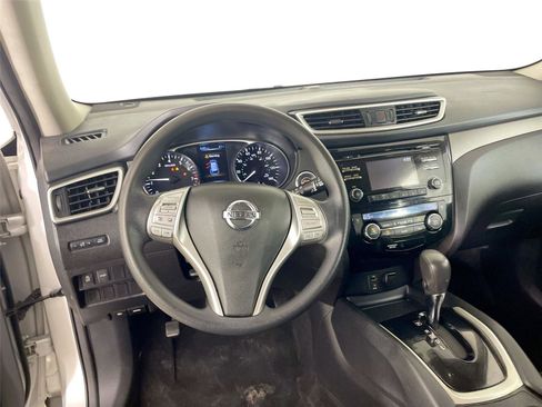 Used 2014 Nissan Rogue SV image 2