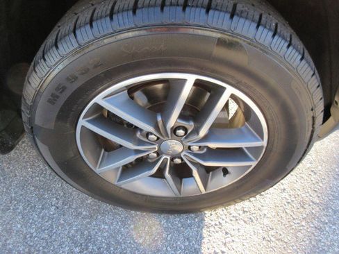 Used 2017 Jeep Grand Cherokee Limited w/ Luxury Group II image 12