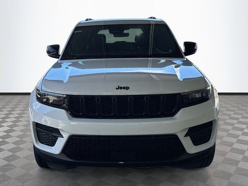 Used 2025 Jeep Grand Cherokee Laredo RWD image 2
