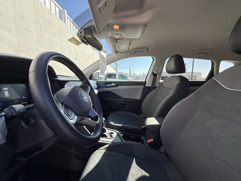 Certified 2024 Volkswagen Taos SE w/ MDO Package image 5