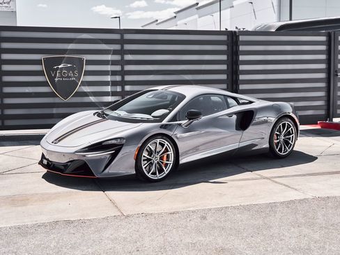 Used 2024 McLaren Artura RWD image 6