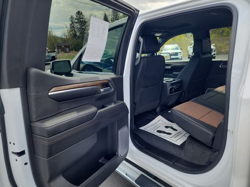 Certified 2023 Chevrolet Silverado 1500 High Country w/ Technology Package AWD/4WD image 28