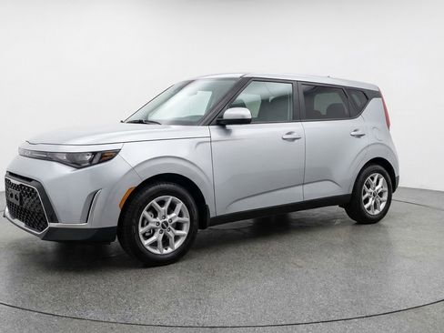 Used 2025 Kia Soul LX w/ LX Technology Package FWD image 3