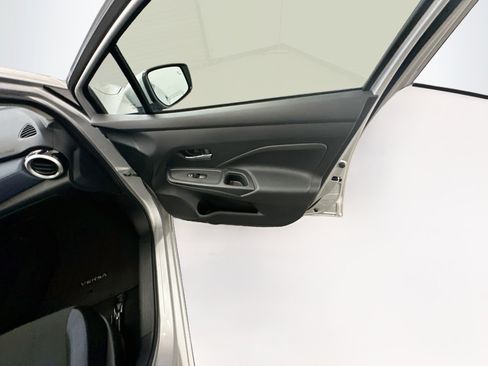 Used 2025 Nissan Versa SV FWD image 32