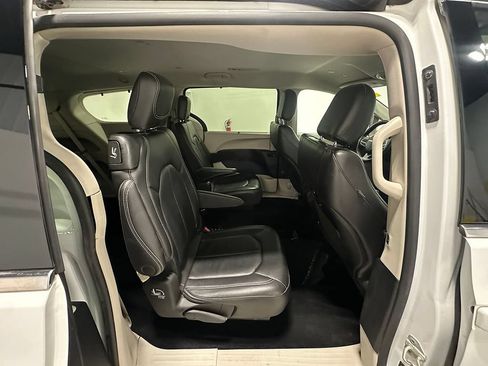 Used 2022 Chrysler Pacifica Touring-L FWD image 28