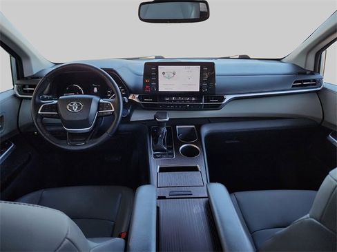 Used 2022 Toyota Sienna XLE image 31