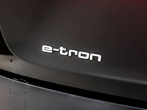 Used 2022 Audi e-tron Premium w/ Convenience Plus Package image 9