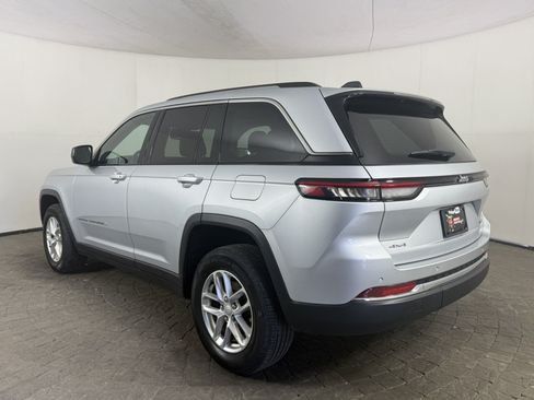 Used 2023 Jeep Grand Cherokee Laredo X AWD/4WD image 5