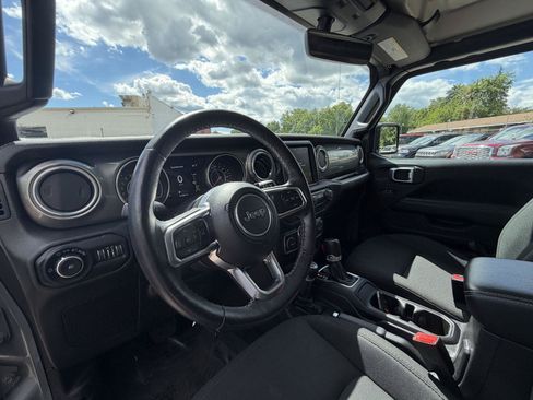 Used 2019 Jeep Wrangler Unlimited Sahara AWD/4WD image 14