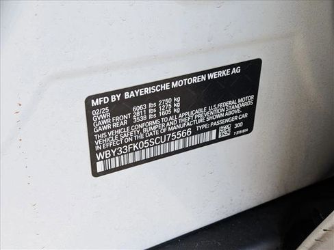 Used 2025 BMW i5 eDrive40i w/ Premium Package image 23