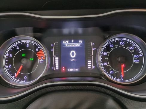 Used 2019 Jeep Cherokee Latitude Plus w/ Cold Weather Group AWD/4WD image 8