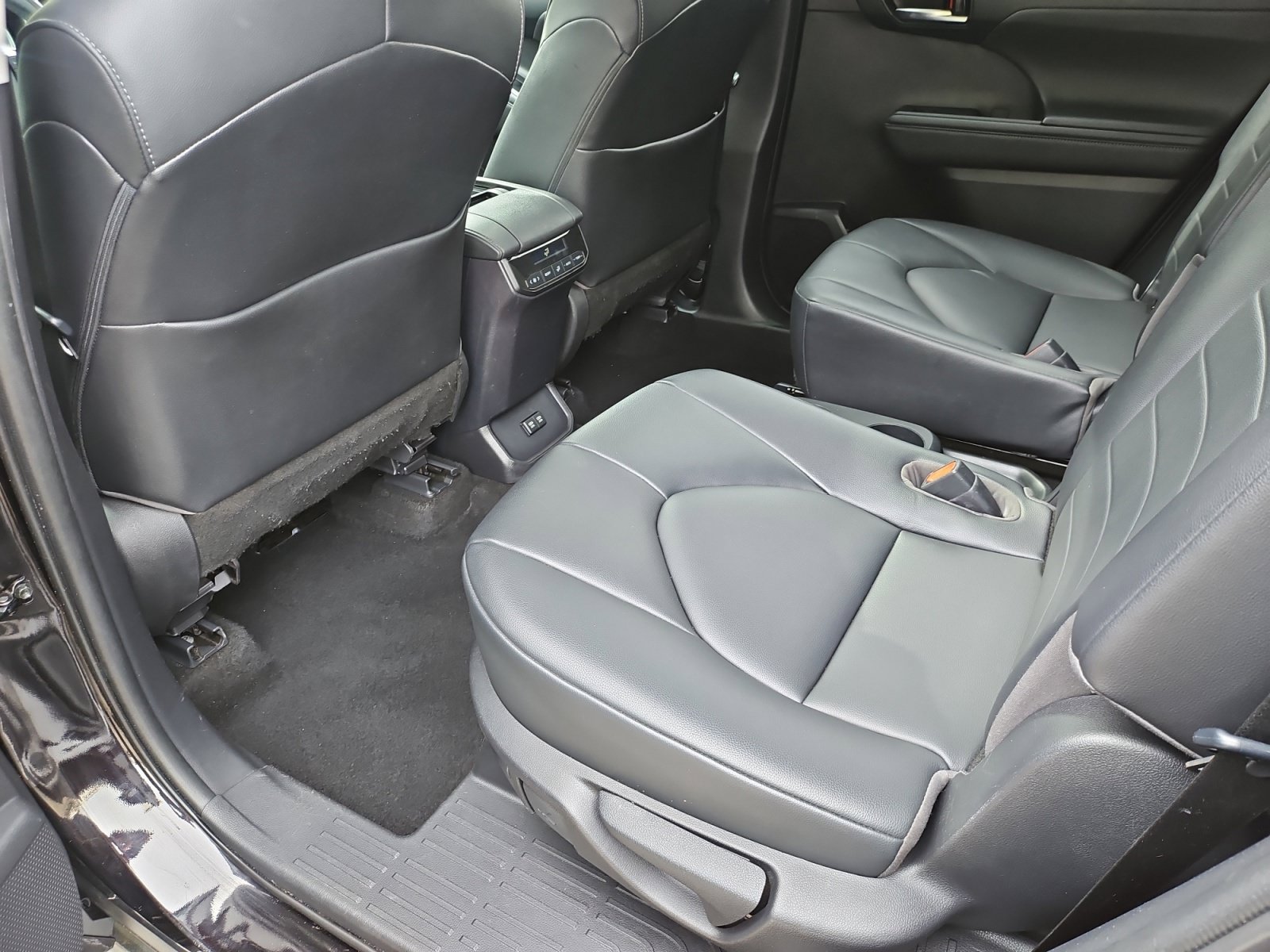 Used 2020 Toyota Highlander XLE FWD image 33