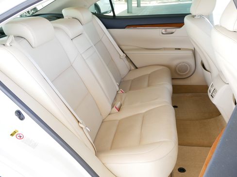 Used 2013 Lexus ES 300h image 3