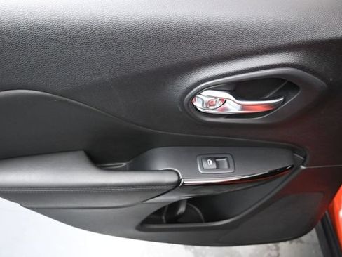 Used 2021 Jeep Cherokee Latitude Plus AWD/4WD image 19