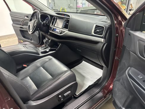 Used 2019 Toyota Highlander XLE AWD/4WD image 39