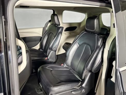 Used 2023 Chrysler Pacifica Touring-L FWD image 18