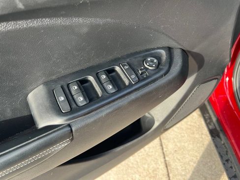 Used 2025 Hyundai Venue Limited FWD image 11