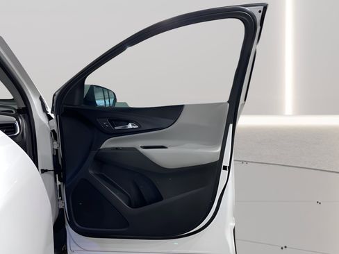 Used 2018 Chevrolet Equinox LT image 13